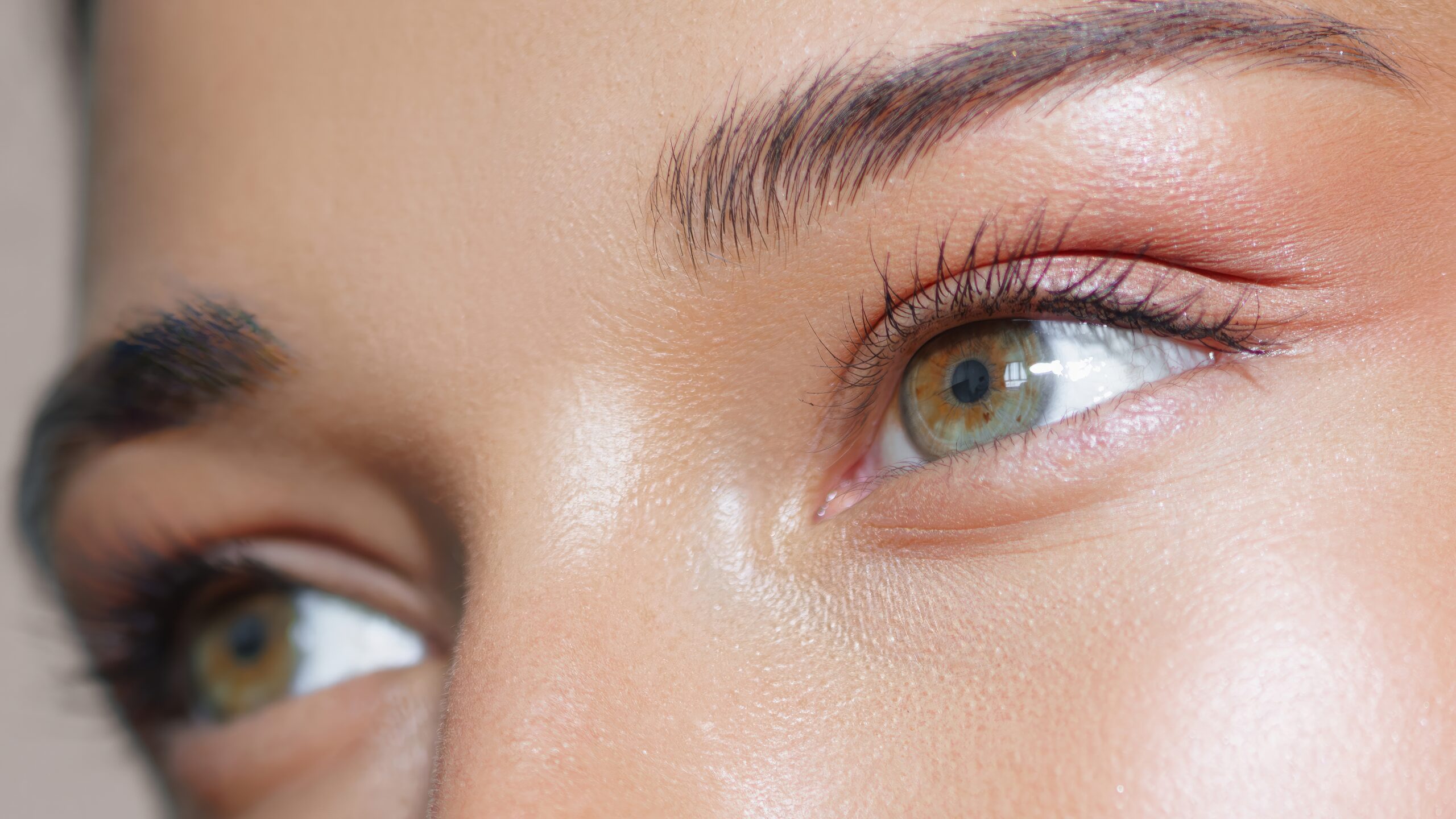 Extreme,Close-up,Of,A,Woman's,Green,Eyes,With,Perfect,Makeup,