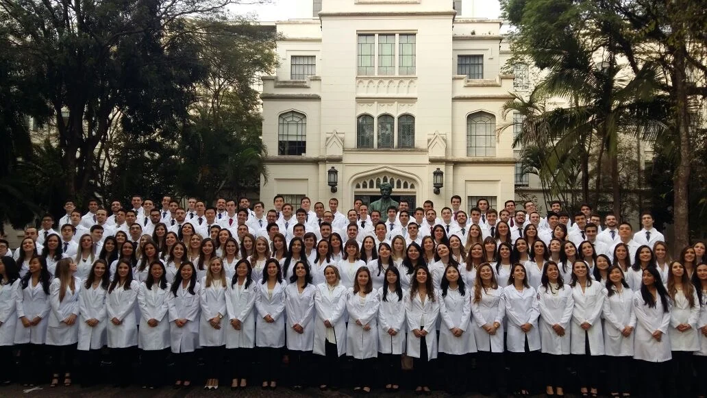 Turma de Medicina em frente à Faculdade de Medicina da USP