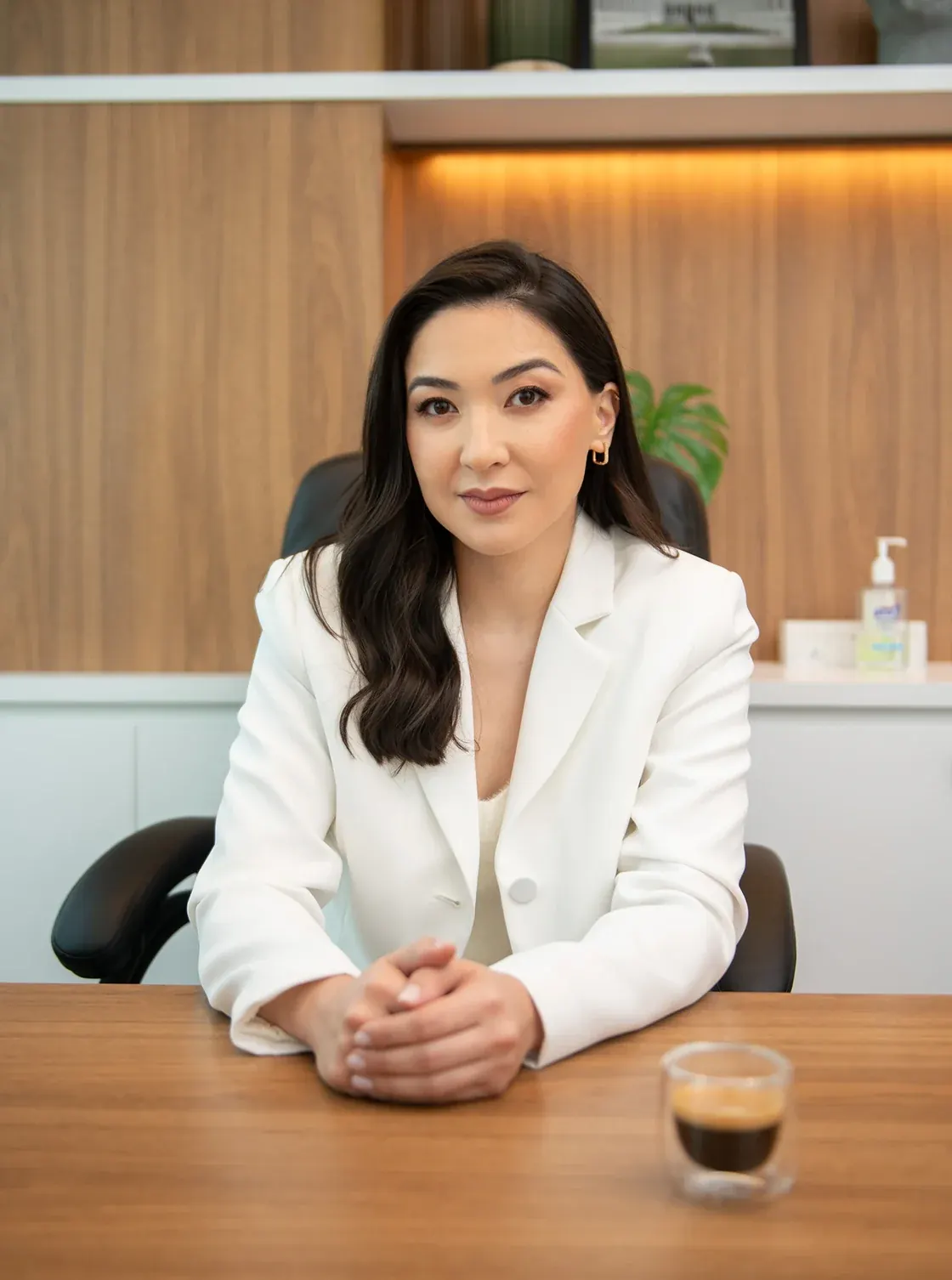 Dra. Giulia Godoy à mesa do consultório