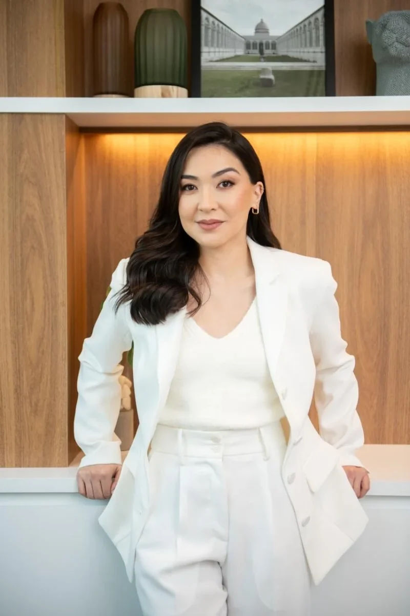 Dra. Giulia Godoy de terno branco, no consultório